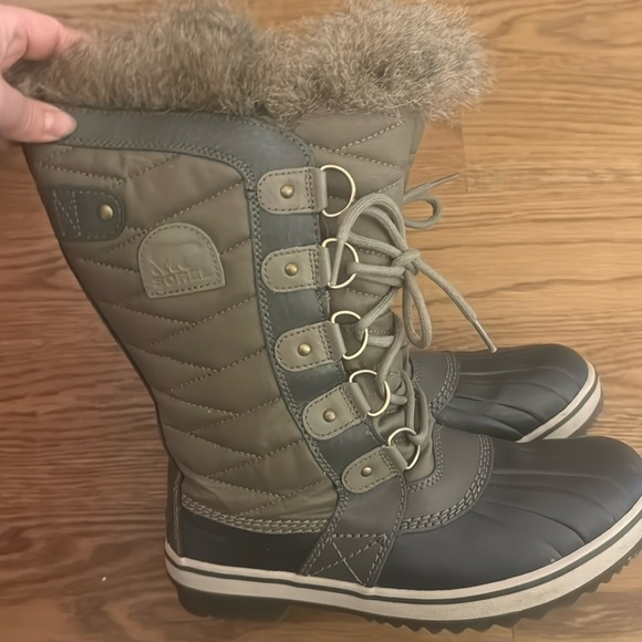 Sorel women green tone waterproof boot size 8 - Picture 1 of 6